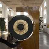 Al centro sono presenti numerosi strumenti musicali tra cui un grande gong